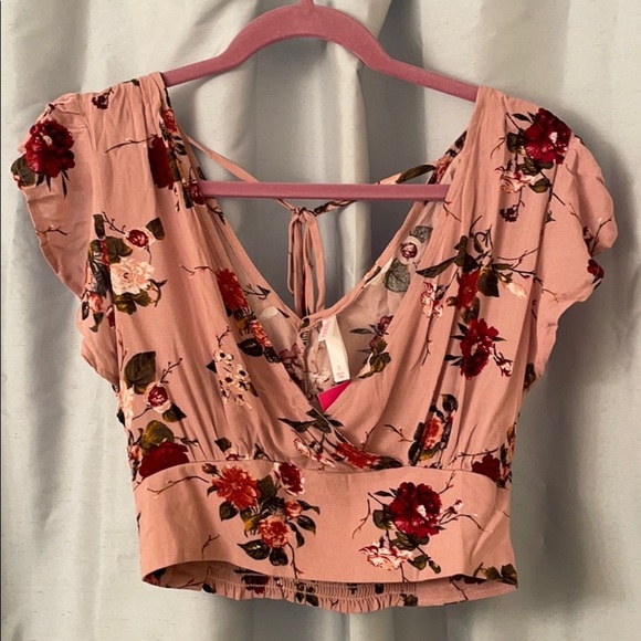 NWT BEAUTIFUL CROP TOP LIGHT PINK COLOR - Picture 2 of 6